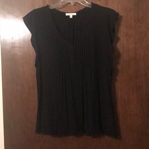 Xl but fits like a Large. Black with cap sleeves